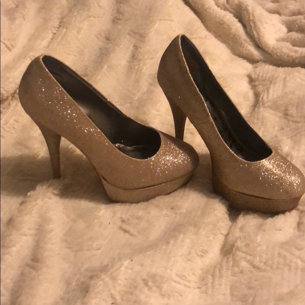 Gold Glitter Pumps ✨